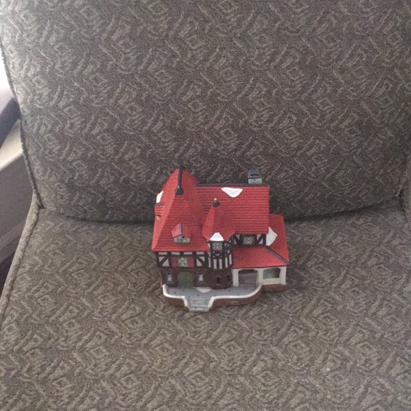 Miniature house size 8 by 8 by 5 inches - Picture 8 of 17